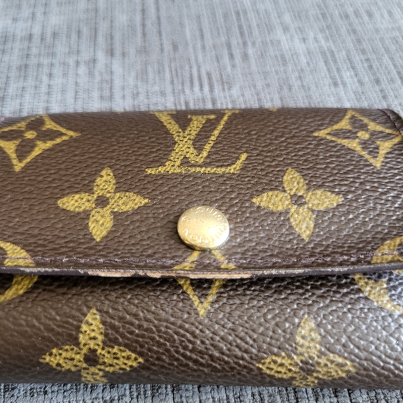 Louis Vuitton 6-Ring Key Holder - Picture 3 of 14